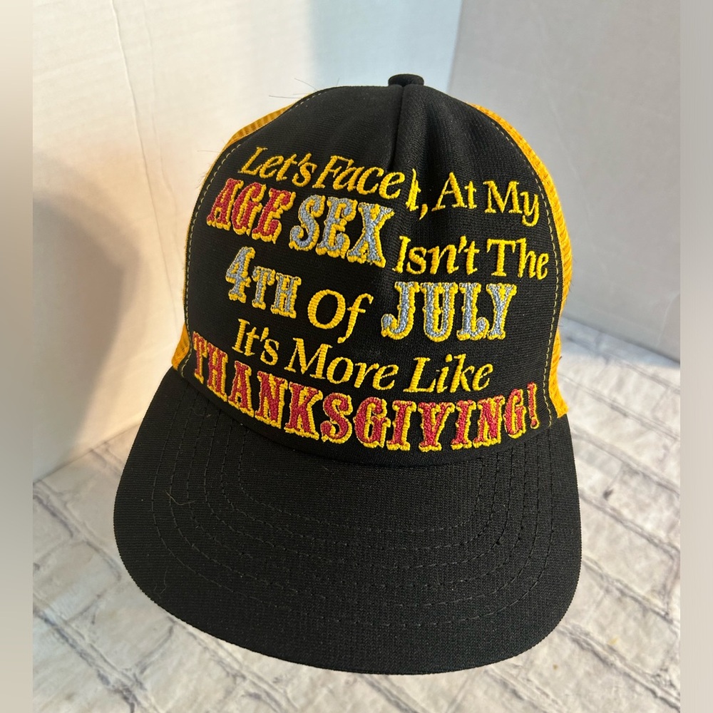 VINTAGE NOVELTY USA MADE MENS MESH AND SNAPBACK TRUCKERS HAT O/S